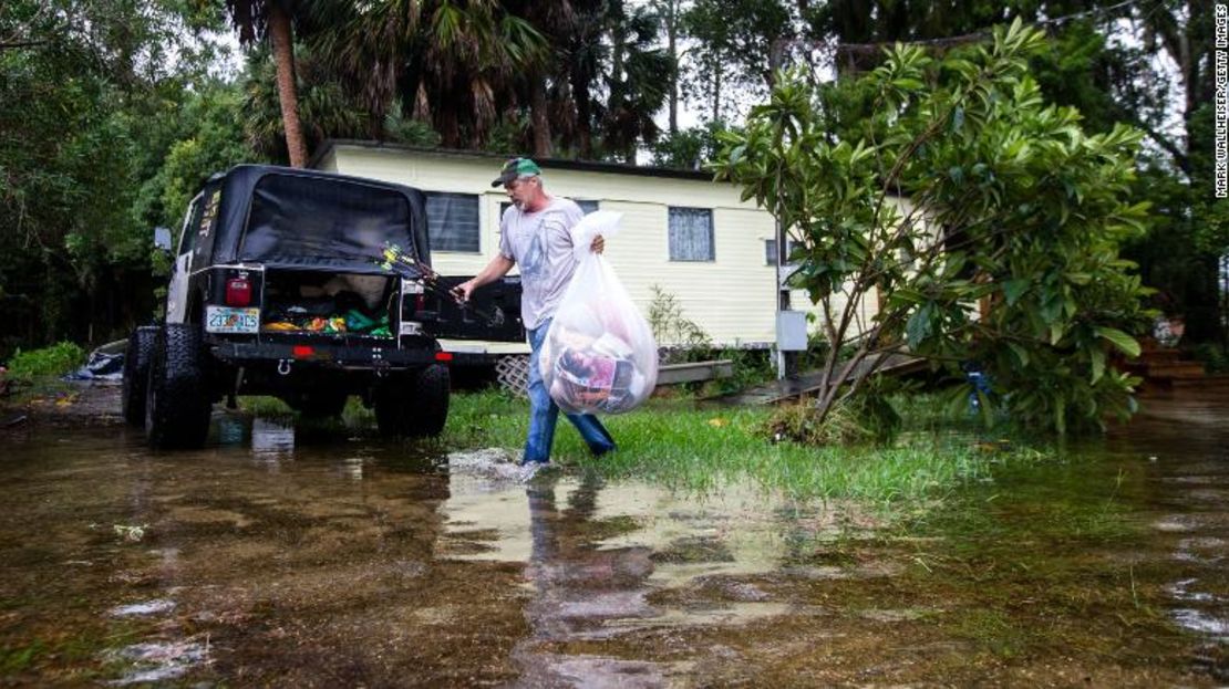 Mitchell Pope intenta rescatar lo que pueda de su casa móvil el miércoles en St. Marks.