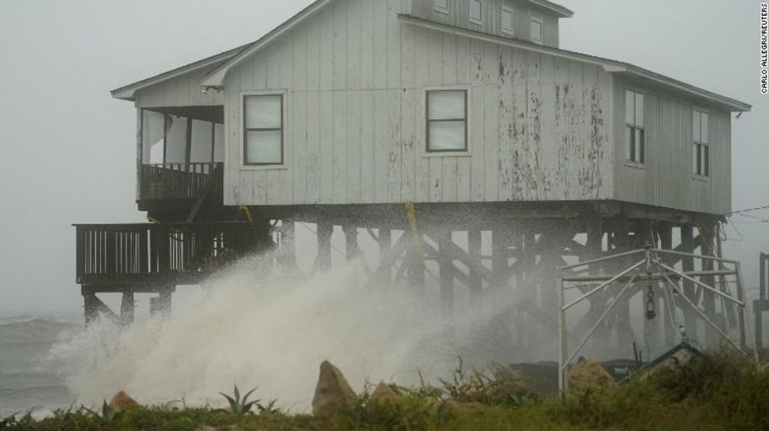 Las olas golpean una casa mientras la tormenta llega a tierra este miércoles en Alligator Point.