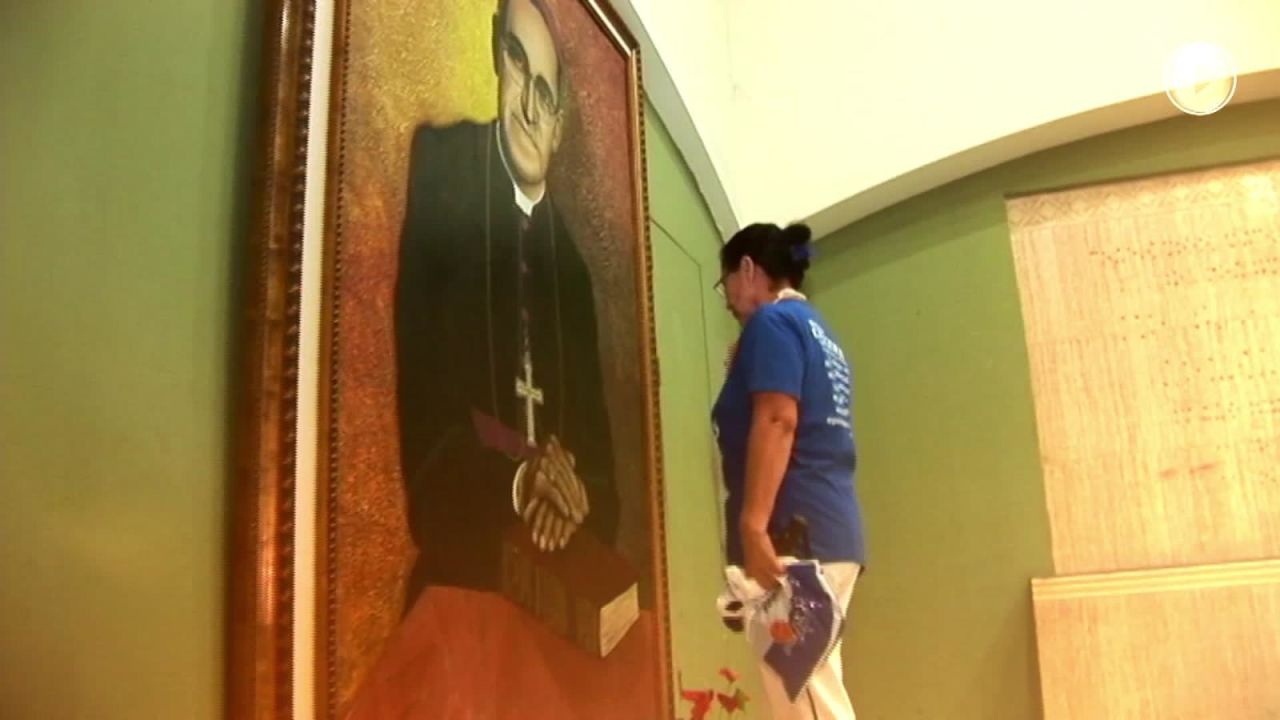 CNNE 577041 - sigue la canonizacion de oscar romero por cnn en espanol