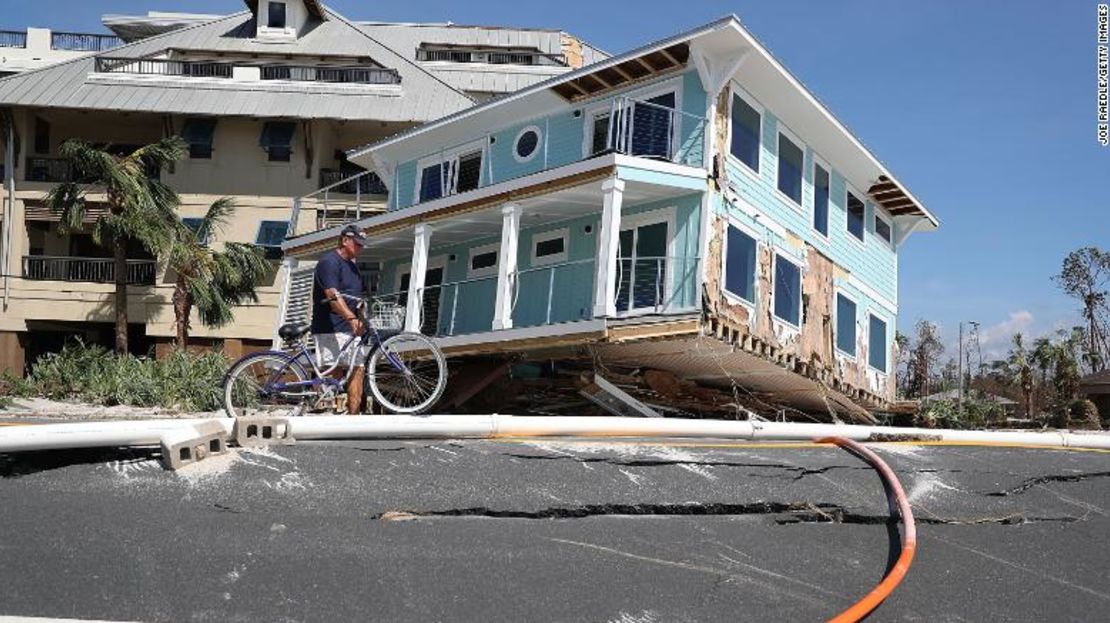 El huracán Michael arrastró una casa hacia una carretera y la lanzó contra un complejo de condominios en Mexico Beach, Florida.