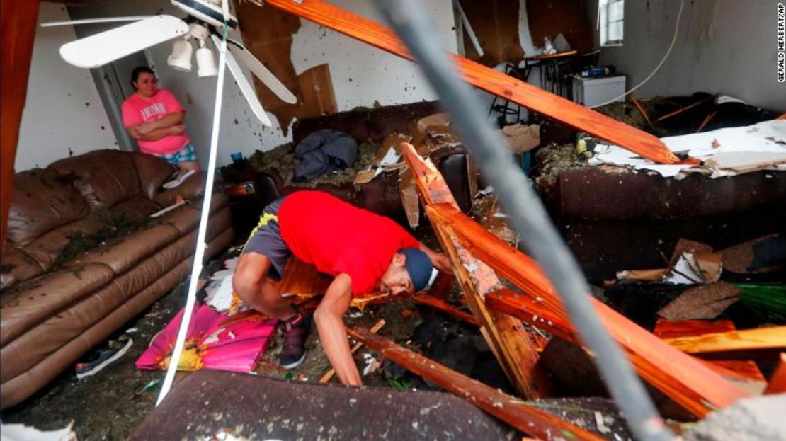 Dorian Carter busca a su gato perdido, después de que varios árboles cayeran sobre su casa en Panama City este miércoles.