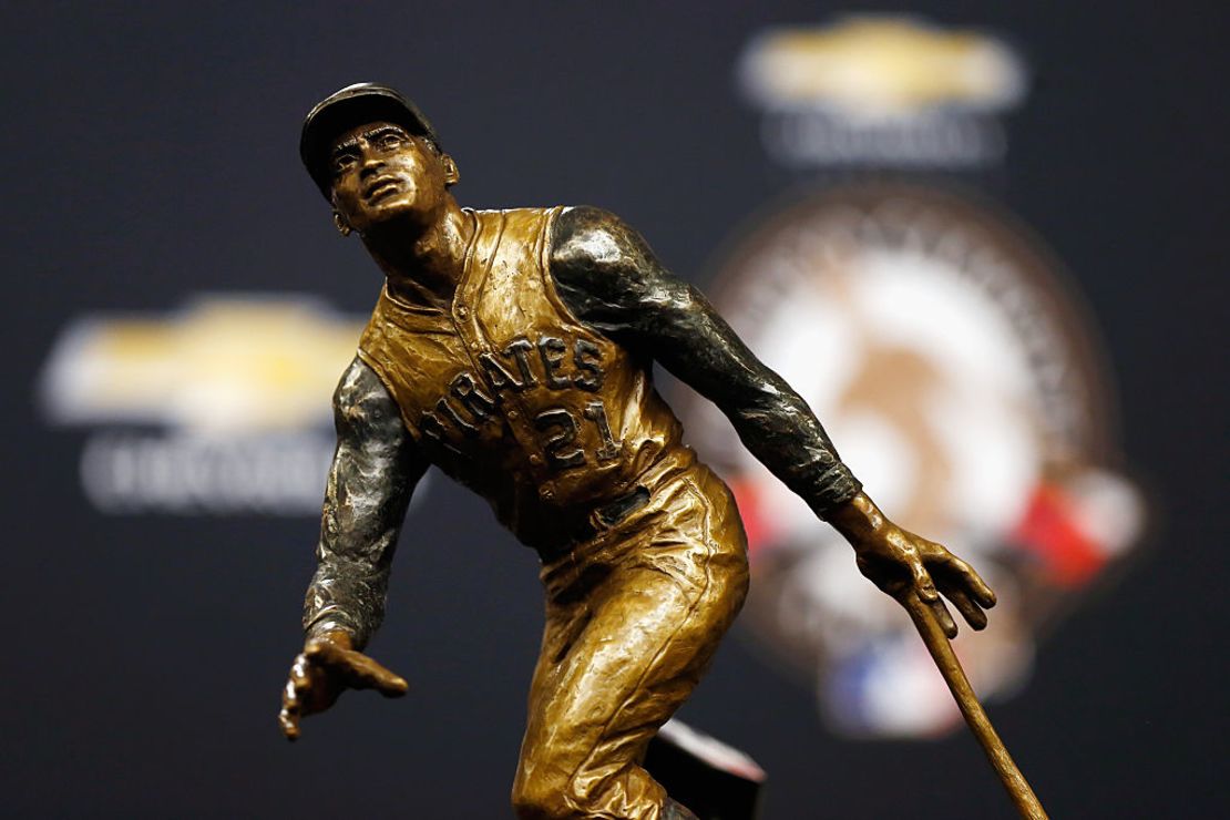 En esta imagen aparece el trofeo del premio Roberto Clemente en homenaje al beisbolista puertorriqueño, que fue incluido en el hall de la fama de este deporte en 1973.