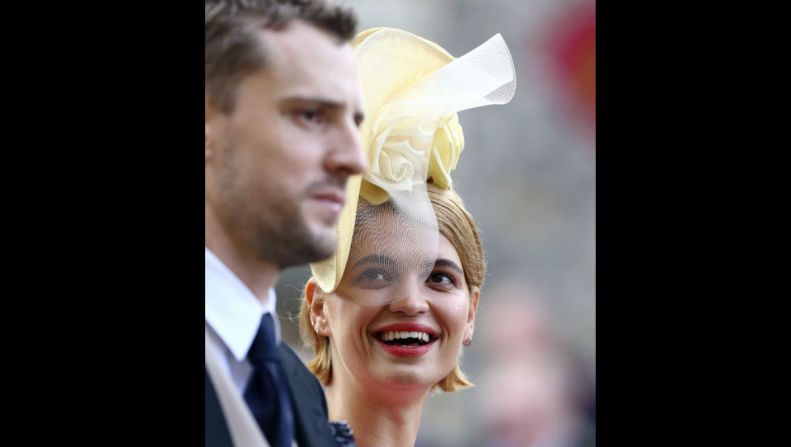 El músico George Barnett y la modelo Pixie Geldof son fotografiados afuera del Castillo de Windsor.