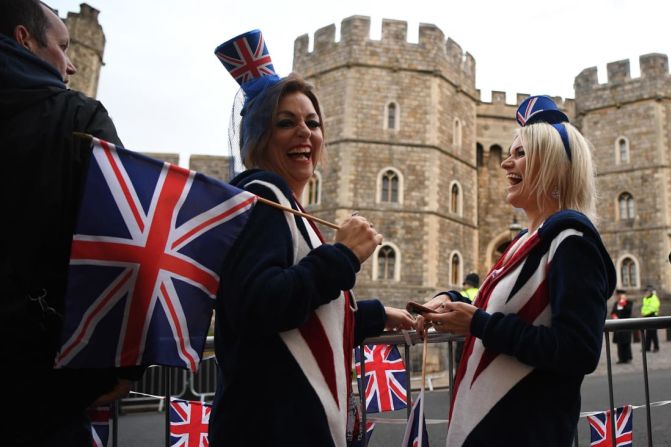 Otros seguidores de la familia real se ubicaron en Union Jack a las afueras del castillo.