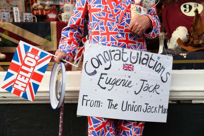 Un fanático de la familia real celebra la boda a las afueras del castillo de Windsor.