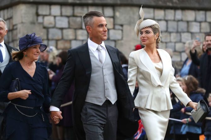 El cantante británico Robbie Williams y la estrella de cine y televisión Ayda Field, su esposa, llegan a la boda.