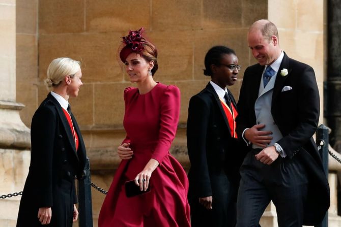 Catalina, Duquesa de Cambridge, y el príncipe William, Duque de Cambridge, llegan a la capilla para la segunda boda real del año.