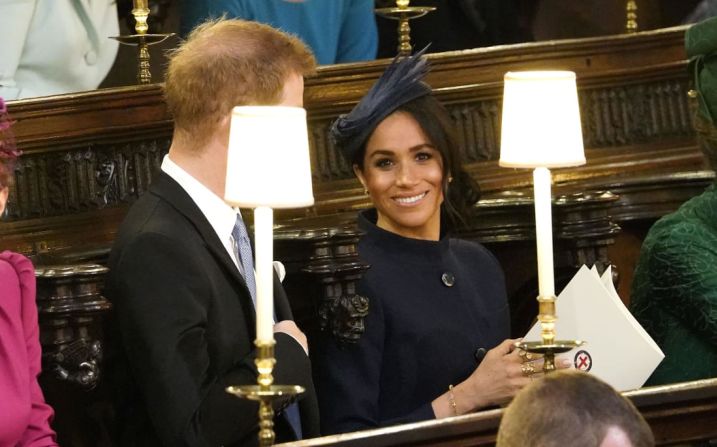 El príncipe Enrique y Meghan, Duques de Sussex, esperan que la ceremonia empiece.