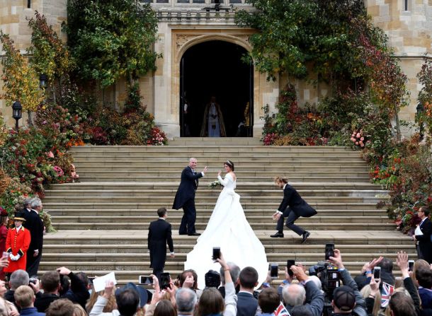 La princesa Eugenia y su padre, el príncipe Andrés, suben las escaleras de la capilla de San Jorge.