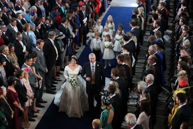 La princesa Eugenia camina hacia el altar con su padre, el príncipe Andrés, duque de York.