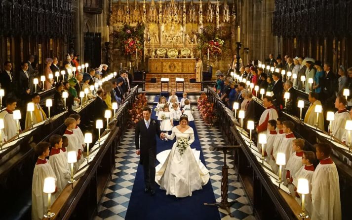 Los recién casados salen del altar.