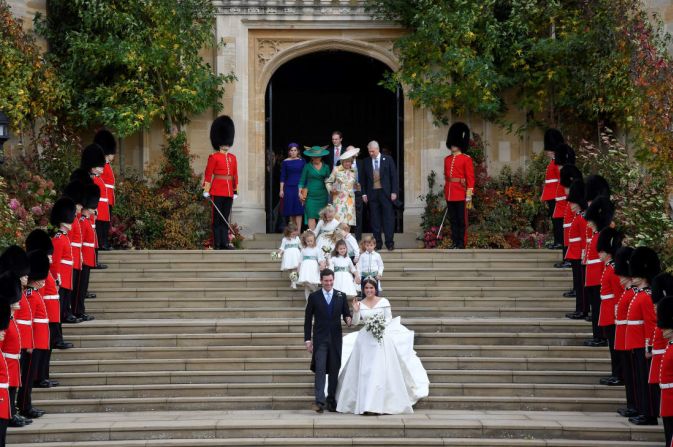 La princesa Eugenia y Jack Brooksbank salen de la Capilla de San Jorge después de su boda.