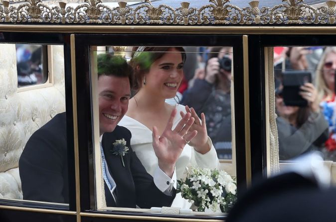 La princesa Eugenia y Jack Brooksbank saludan al inicio de su procesión en el carruaje real.