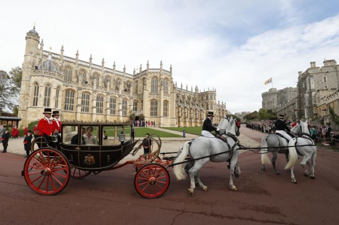 La princesa Eugenia y su esposo Jack Brooksbank viajan en el Coche Estatal Escocés al inicio de su procesión real después de su boda en la Capilla de San Jorge, en Windsor.