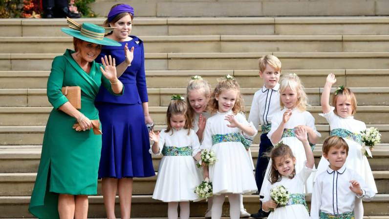 Sarah Ferguson, la princesa Beatriz, las damas de honor y los pajes, entre ellos el príncipe Jorge y la princesa Carlota, se despiden de los recién casados al salir de la capilla.