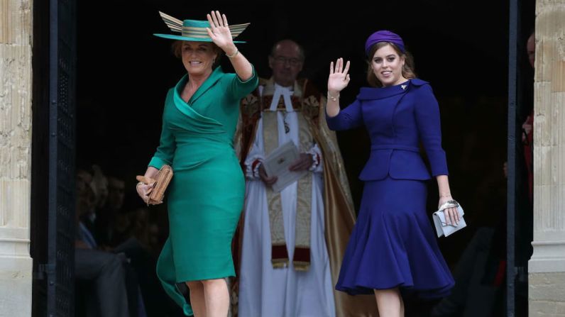 La madre de la novia, Sarah, duquesa de York, y la princesa Beatriz de York, saludan desde afuera de la capilla de San Jorge.