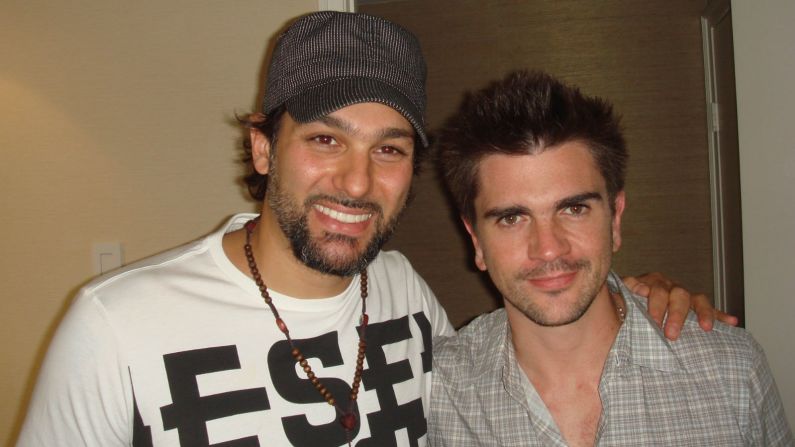 El cantante colombiano Juanes es gran amigo de Leo y a él le ha confiado diversos cambios de imagen.