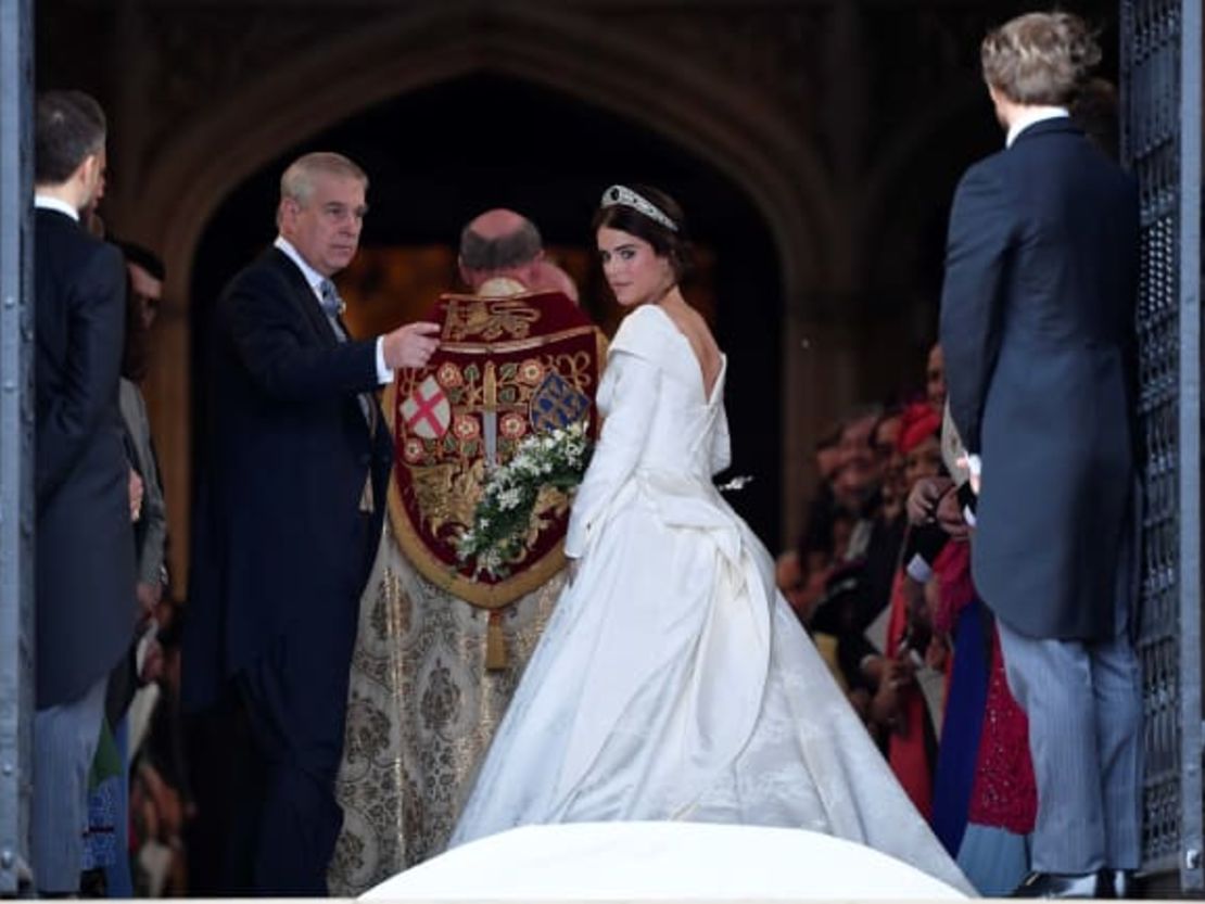 La princesa Eugenia entra en la capilla de San Jorge con su padre, el príncipe Andrés, duque de York, para su boda con Jack Brooksbank.