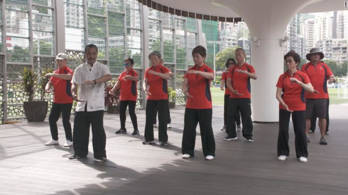 El maestro de qigong Joe Lok durante su clase.