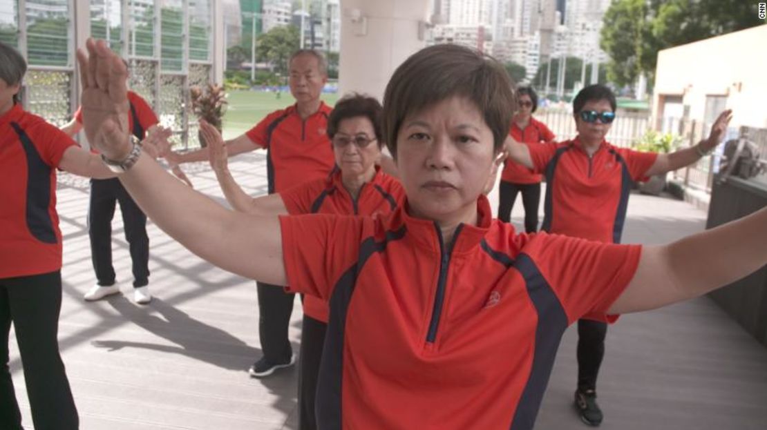 Una estudiante trabaja lentamente con los movimientos del qigong.