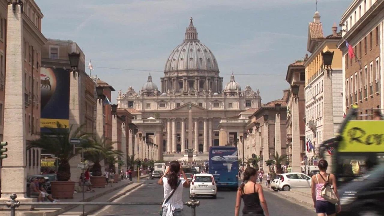 CNNE 577626 - el papa francisco expulsa a dos sacerdotes chilenos