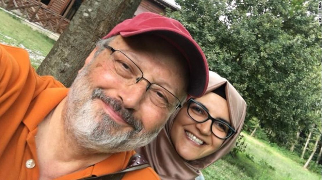 Jamal Khashoggi y su prometida Hatice Cengiz.