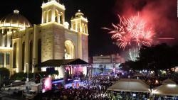 CNNE 577675 - salvadorenos reciben con jubilo la canonizacion de romero