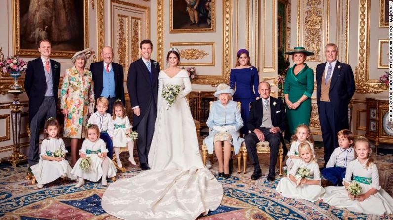 La princesa Eugenia y su esposo, Jack Brooksbank, posan de pie junto a la reina Isabel y el príncipe Felipe tras su boda realizada el 12 de octubre. Sentados junto a Brooksbank están el príncipe Jorge y la princesa Carlota. La princesa Beatriz, hermana de Eugenia, y sus padres, Sarah, duquesa de York, y el príncipe Andrés aparecen a la derecha.