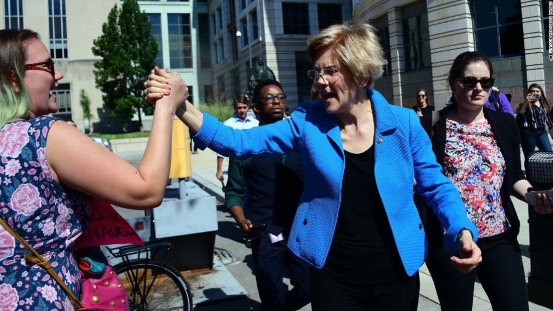 La senadora demócrata Elizabeth Warren, durante una protesta por el nombramiento de Brett Kavanaugh como juez de la Corte Suprema de Estados Unidos.