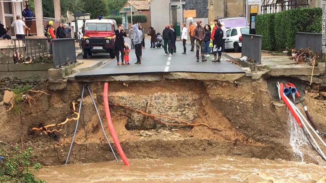 Así luce un puente en el río Trapel tras las inundaciones en Villegailhenc, cerca de Carcassonne, en el sur de Francia.