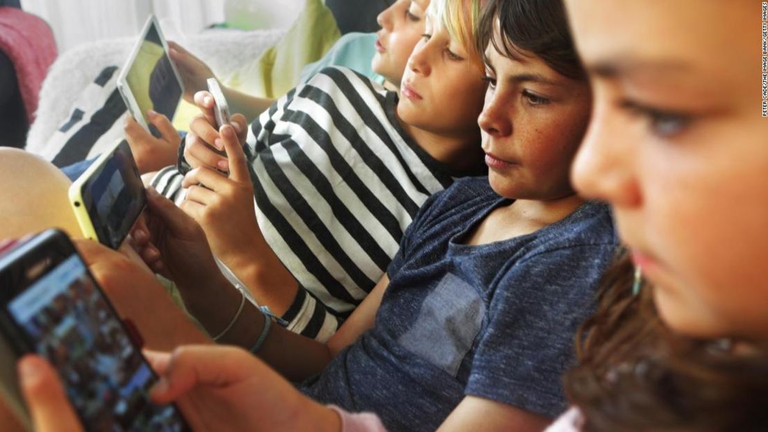 Esta imagen es cada vez más común: niños y adultos con los ojos sobre una pequeña pantalla por horas. Las empresas tecnológicas están buscando hacer algo contra la adicción.