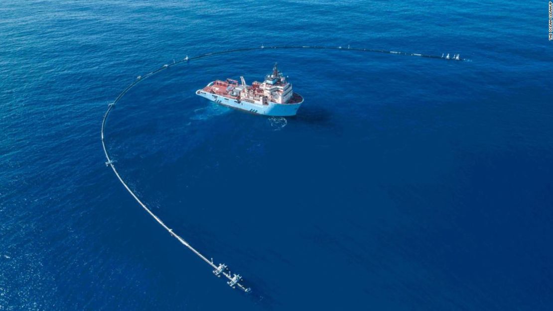 Esta tubería gigante busca recolectar el plástico en el océano entre San Franciscoy Hawai.