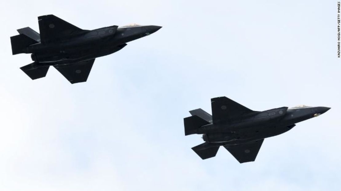 Aviones de combate F-35 de la Fuerza de Autodefensa Aérea de Japón, participando en una revisión militar en el campo de entrenamiento de Asaka, el 14 de octubre de 2018.