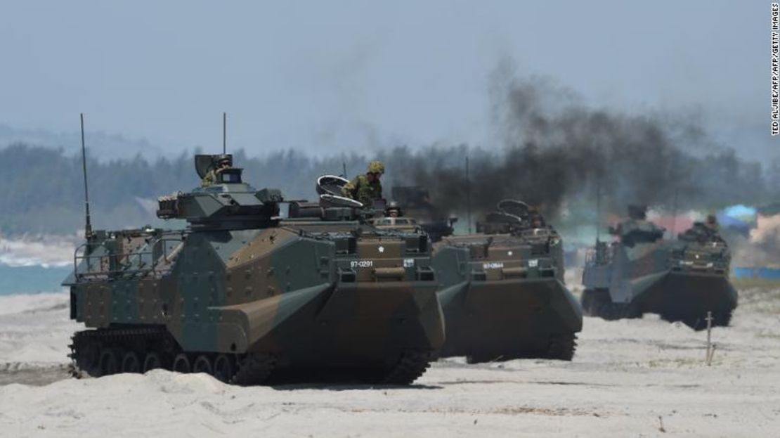 Los vehículos de asalto anfibios de las Fuerzas de Defensa Domésticas japonesas, durante un ejercicio en la playa del centro de entrenamiento de la marina filipina, frente al Mar de China Meridional, en la ciudad de San Antonio, provincia de Zambales. Fue la primera vez que los vehículos blindados de Tokio rodaron en suelo extranjero desde la Segunda Guerra Mundial.