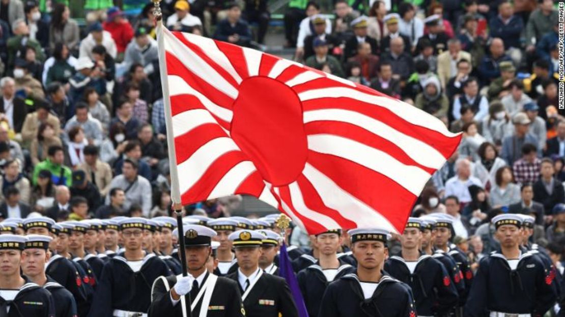 La bandera de la Fuerza de Autodefensa Marítima de Japón, durante una revisión militar, el 14 de octubre de 2018.