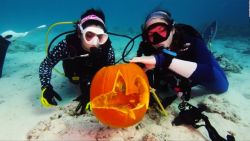 CNNE 578718 - #estonoesnoticia- celebracion de halloween en el fondo del mar