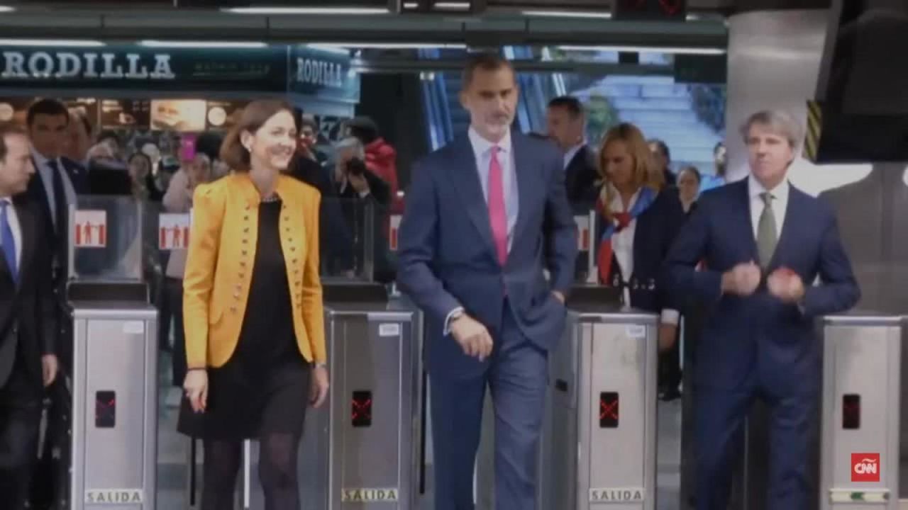 CNNE 578732 - ¿un rey en metro? felipe vi lo hizo hoy