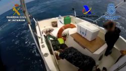 CNNE 578742 - asi persiguio la guardia civil espanola a un bote cargado con droga