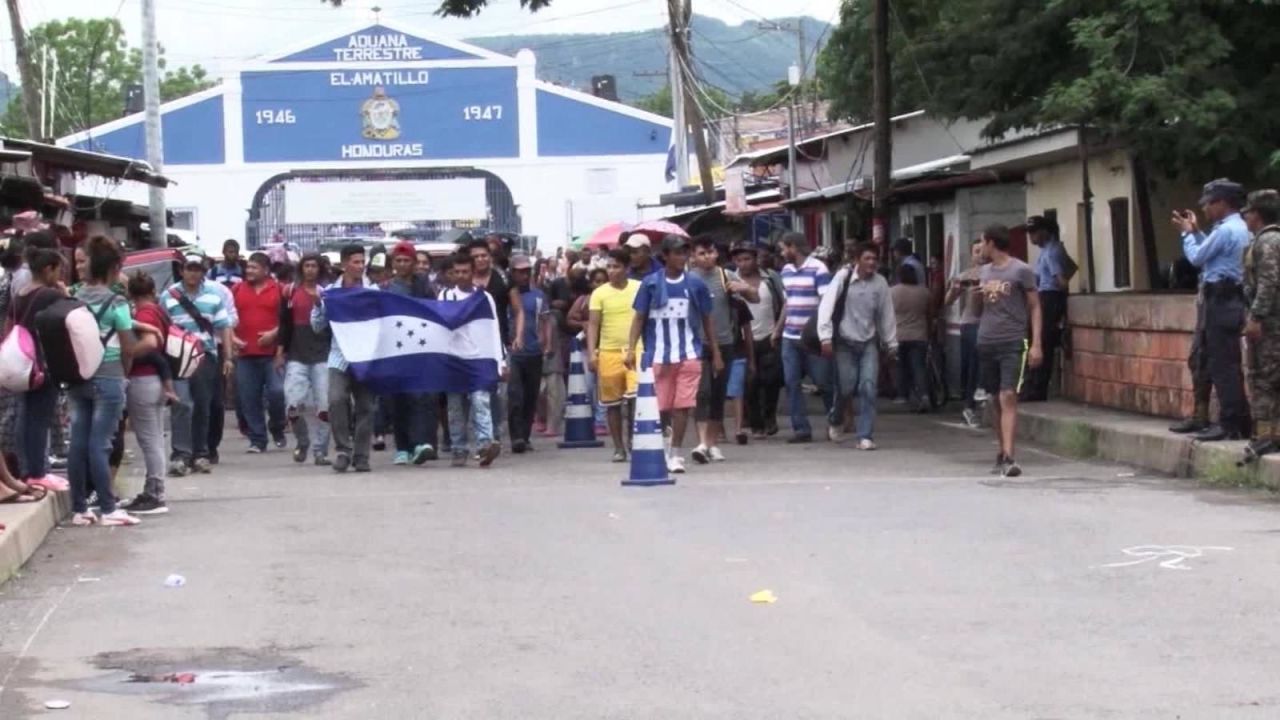 CNNE 579173 - los obstaculos de la segunda caravana de hondurenos