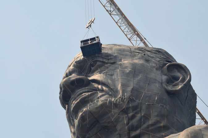 La estatua está dedicada al líder de la independencia indio Sardar Vallabhbhai Patel.