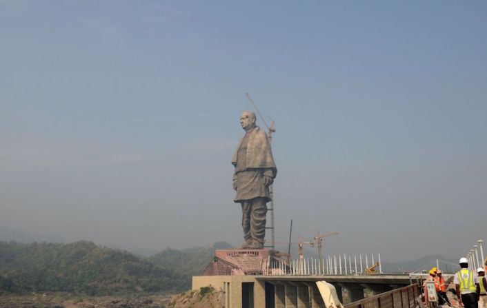 La figura domina el paisaje en la presa Sardar Sarovar, cerca de Vadodara, en el estado occidental de Gujarat.