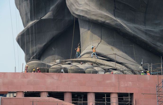 Cuando esté terminada, será la primera en rebasar al Buda del Templo de Primavera en China, que es actualmente la estatua más alta del mundo, con 128 metros de altura.