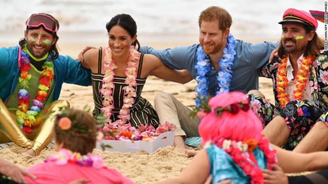 El duque y la duquesa de Sussex, durante una actividad en la playa en Sydney, Australia.