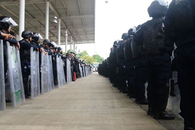 Las fuerzas de seguridad hicieron presencia en el puente que une a Tecún Umán, Guatemala, y Ciudad Hidalgo, México.