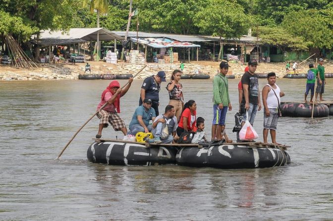 Los inmigrantes hondureños empiezan a cruzar la frontera derrumbando vallas y hasta saltando al río.