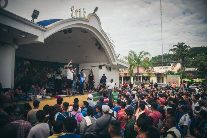 Los miles de migrantes que viajan en la caravana hacia la frontera sur de México dicen estar huyendo de la violencia en su país de origen