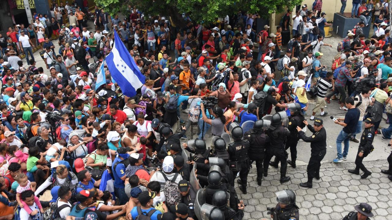 CNNE 579472 - "¡mexico, mexico", grita la caravana de centroamericanos pidiendo que los dejen cruzar