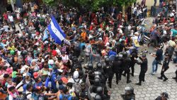 CNNE 579472 - "¡mexico, mexico", grita la caravana de centroamericanos pidiendo que los dejen cruzar