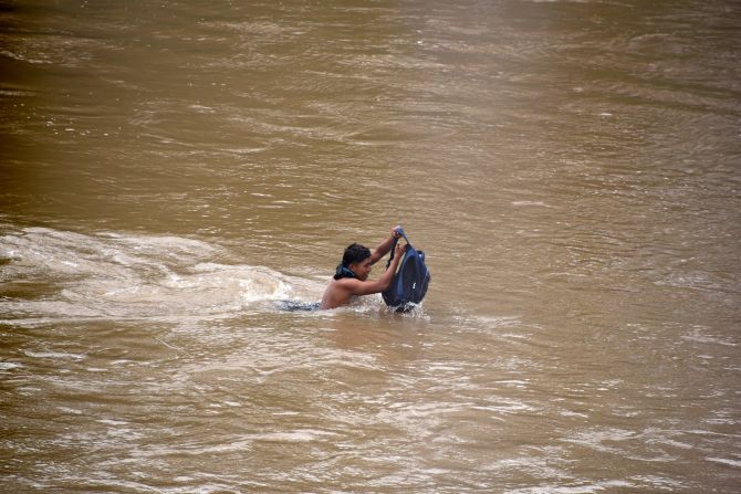 Algunas personas han saltado al río Suchiate, en medio de la aglomeración en el puente y el fuerte calor.