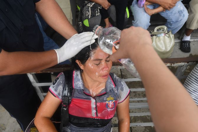 Una migrante hondureña es atendida por el calor.